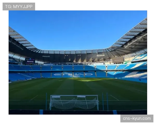 特写：伊蒂哈德球场，卫冕冠军曼城被淘汰后球迷失落的神情